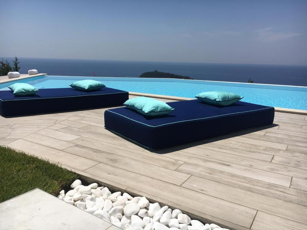 Luxury Villa Blue&Blanc Piscina A Sfioro Isola Diamante Luaran gambar