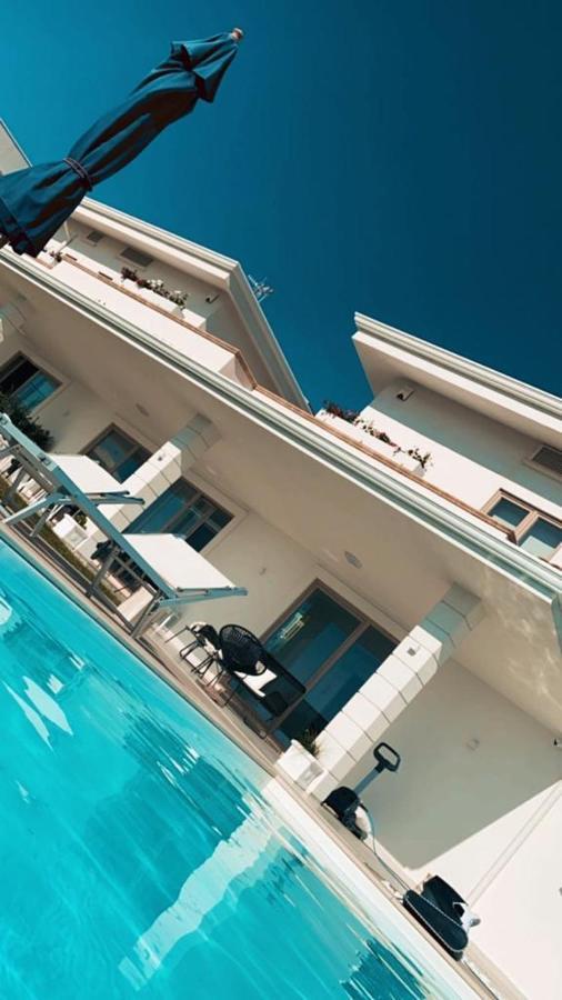 Luxury Villa Blue&Blanc Piscina A Sfioro Isola Diamante Luaran gambar