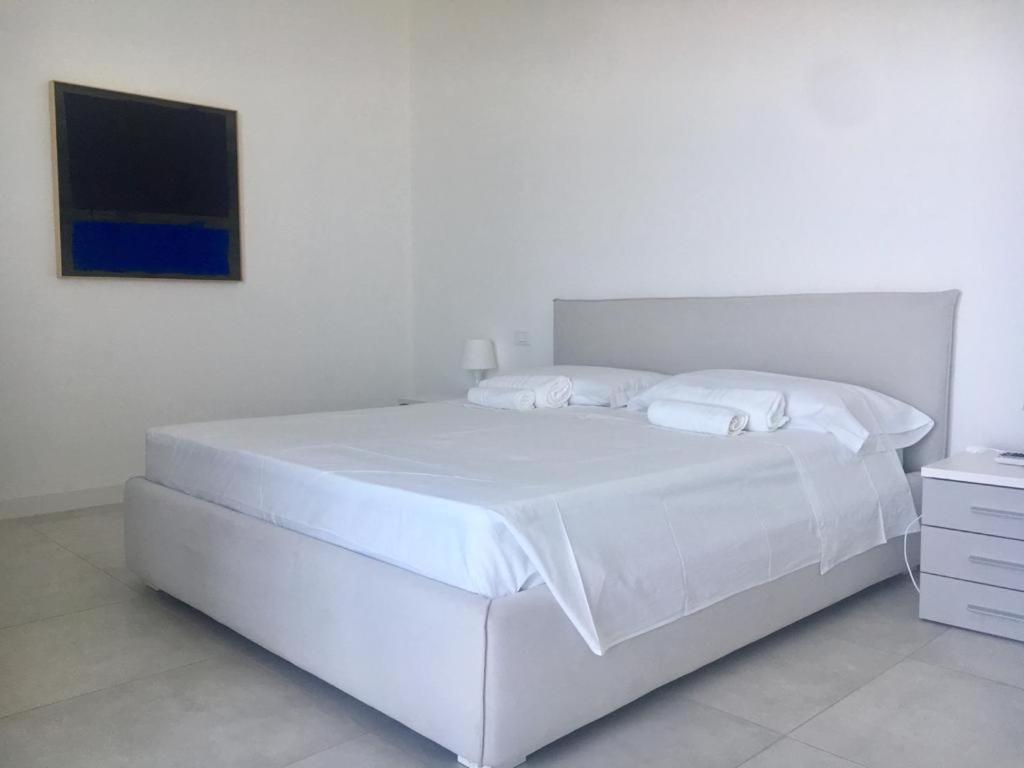 Luxury Villa Blue&Blanc Piscina A Sfioro Isola Diamante Luaran gambar