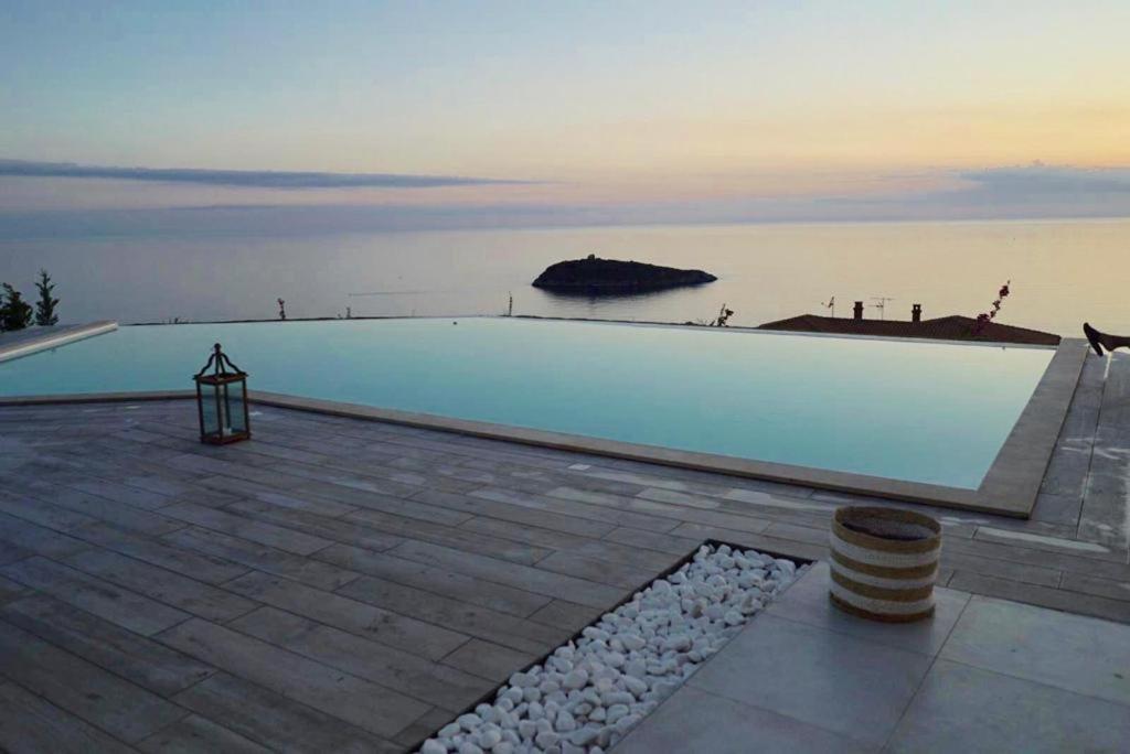 Luxury Villa Blue&Blanc Piscina A Sfioro Isola Diamante Luaran gambar