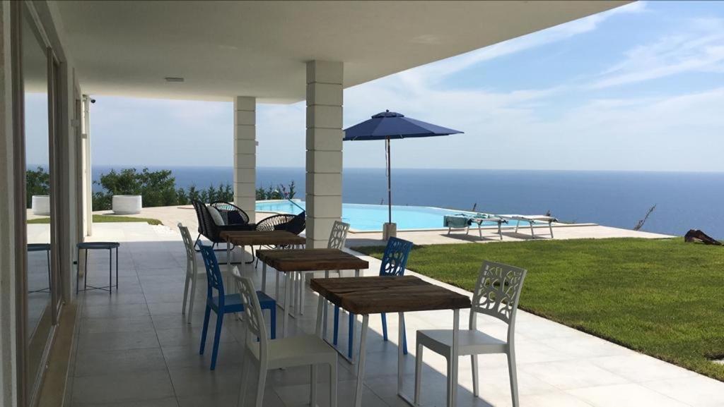 Luxury Villa Blue&Blanc Piscina A Sfioro Isola Diamante Luaran gambar